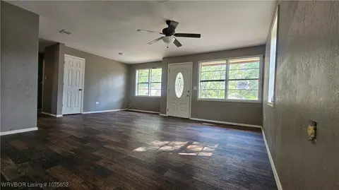 Living - 907 Maple Ave, Mena, AR 71953 photo 1 of 2