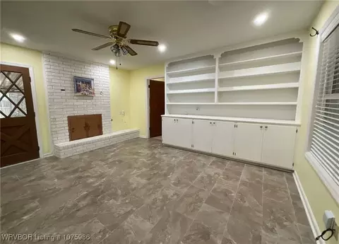 Living - 6400 Ellsworth Rd, Fort Smith, AR 72903 photo 2 of 4