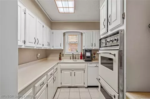 Kitchen - 1400 Mesa Dr, Fort Smith, AR 72908 photo 2 of 4