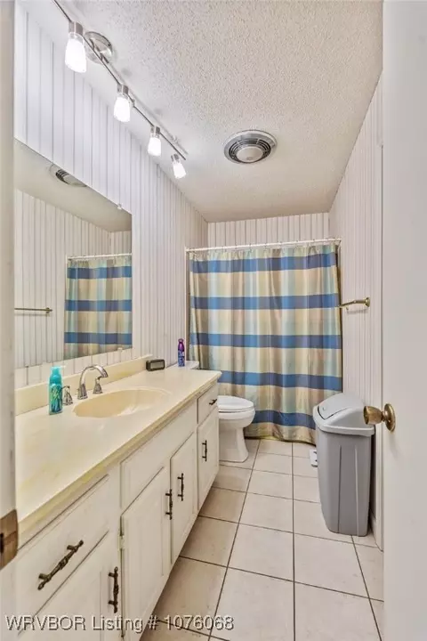 Bath - 1400 Mesa Dr, Fort Smith, AR 72908 photo 2 of 4