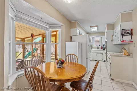 Kitchen - 1400 Mesa Dr, Fort Smith, AR 72908 photo 4 of 4