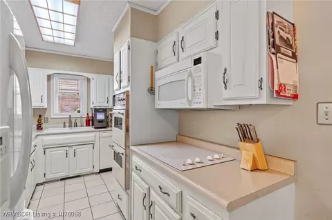 Kitchen - 1400 Mesa Dr, Fort Smith, AR 72908 photo 3 of 4