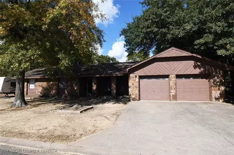 1617 S Colonial Cir, Sallisaw, OK 74955