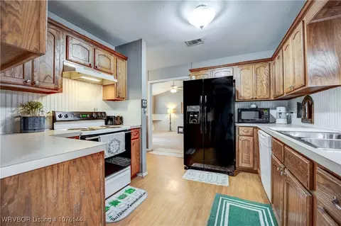 Kitchen - 129 Commanche Loop, Roland, OK 74954 photo 2 of 2