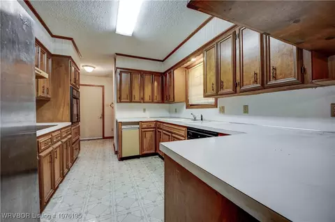 Kitchen - 9220 Royal Ridge Dr, Fort Smith, AR 72903 photo 2 of 3