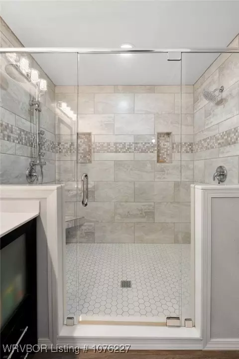 Bath - 2505 Pine Ln, Barling, AR 72923 photo 2 of 5