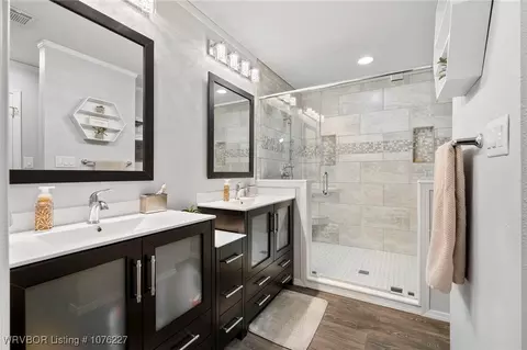 Bath - 2505 Pine Ln, Barling, AR 72923 photo 1 of 5
