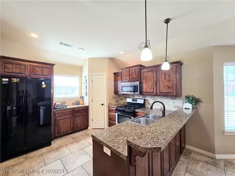 Kitchen - 2010 Sitka Ln, Barling, AR 72923 photo 1 of 2