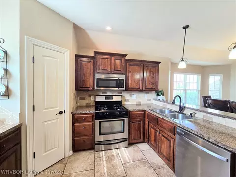 Kitchen - 2010 Sitka Ln, Barling, AR 72923 photo 2 of 2