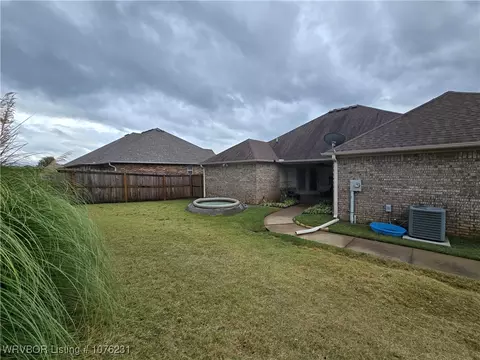 Exterior - 2010 Sitka Ln, Barling, AR 72923 photo 3 of 5
