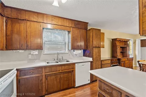 Kitchen - 401 Birch St, Lavaca, AR 72941 photo 2 of 3