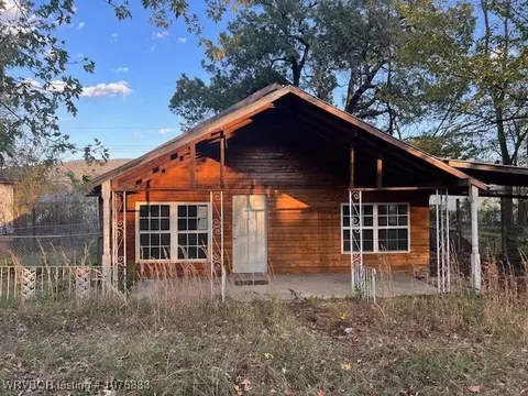 211 W 2nd St, Heavener, OK 74937