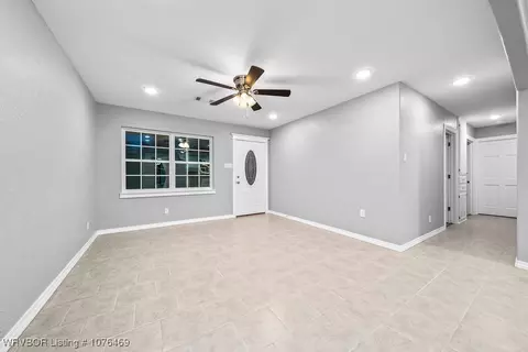 Living - 1722 Tulsa St, Fort Smith, AR 72901 photo 2 of 3