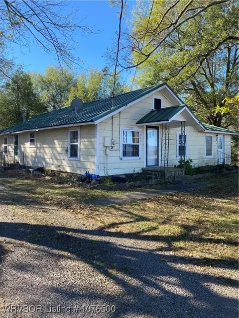 1011 W 6th St, Waldron, AR 72958