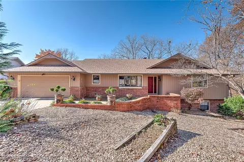 4 Kensington Cir, Bella Vista, AR 72715