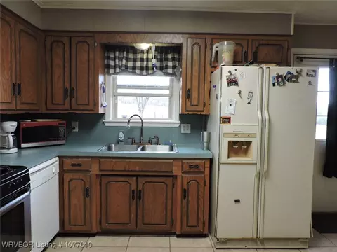 Kitchen - 1302 Bugscuffle Rd, Lavaca, AR 72941 photo 3 of 4