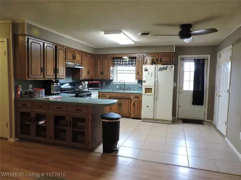 Kitchen - 1302 Bugscuffle Rd, Lavaca, AR 72941 photo 4 of 4