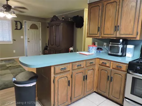 Kitchen - 1302 Bugscuffle Rd, Lavaca, AR 72941 photo 2 of 4