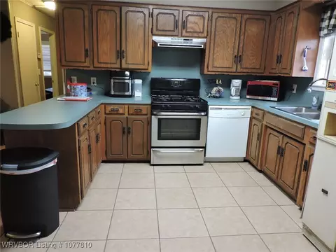 Kitchen - 1302 Bugscuffle Rd, Lavaca, AR 72941 photo 1 of 4