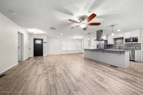 Living - 3410 S 33rd Cir, Fort Smith, AR 72903 photo 2 of 6