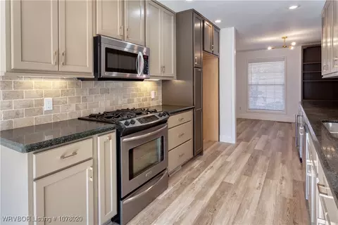 Kitchen - 2820 Dallas Dr, Fort Smith, AR 72901 photo 2 of 5