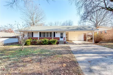 923 S 67th Ln, Fort Smith, AR 72903