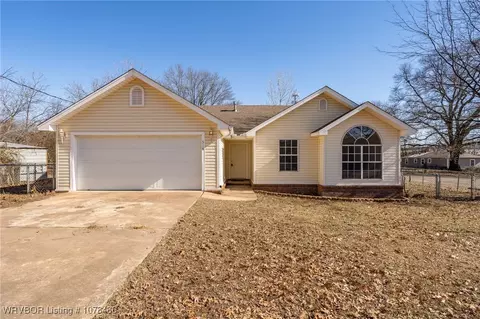 518 N 17th St, Van Buren, AR 72956