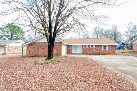 310 26th St, Ozark, AR 72949