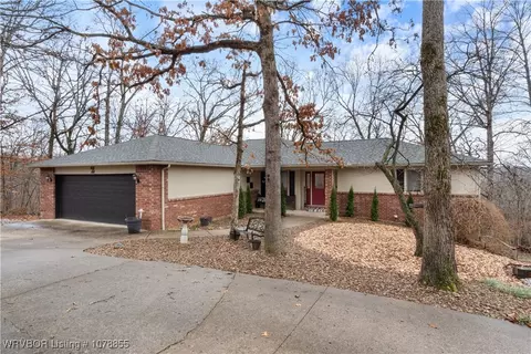 2 Ure Ln, Bella Vista, AR 72714