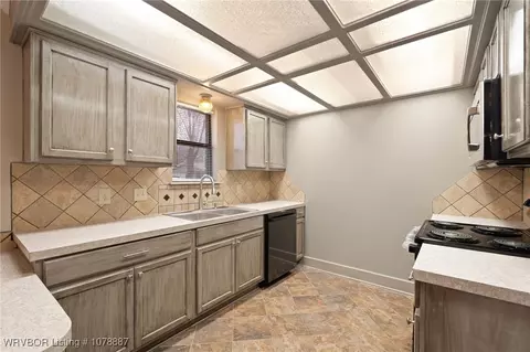 Kitchen - 8600 S 35th Ter, Fort Smith, AR 72908 photo 2 of 3