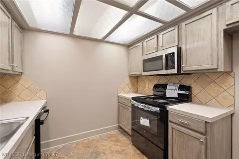 Kitchen - 8600 S 35th Ter, Fort Smith, AR 72908 photo 3 of 3