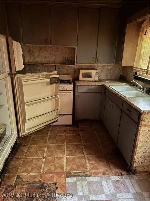 Kitchen - 5214 Plum St, Fort Smith, AR 72904 photo 1 of 2