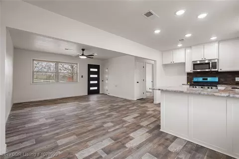 Living - 407 Hooper St, Hackett, AR 72937 photo 2 of 2