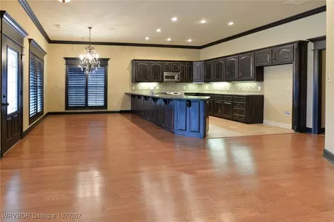 Living - 21 Stonegate Ct, Fort Smith, AR 72908 photo 2 of 7