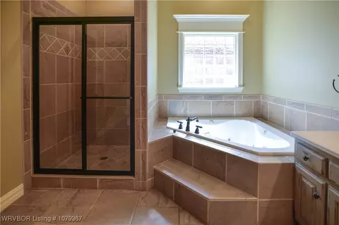 Bath - 21 Stonegate Ct, Fort Smith, AR 72908 photo 3 of 4