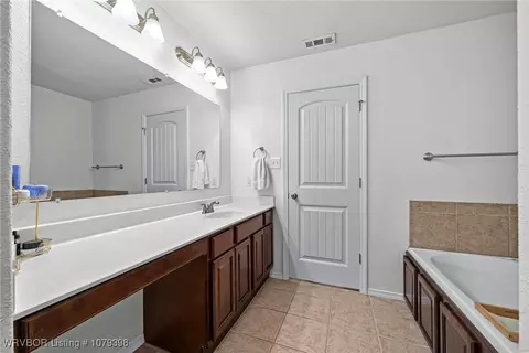 Bath - 415 Ridge Point Dr, Fort Smith, AR 72908 photo 2 of 4