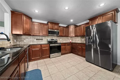 Kitchen - 415 Ridge Point Dr, Fort Smith, AR 72908 photo 2 of 2