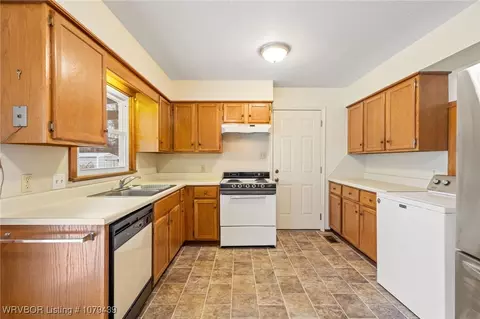Kitchen - 4422 22nd St, Fort Smith, AR 72901 photo 2 of 2