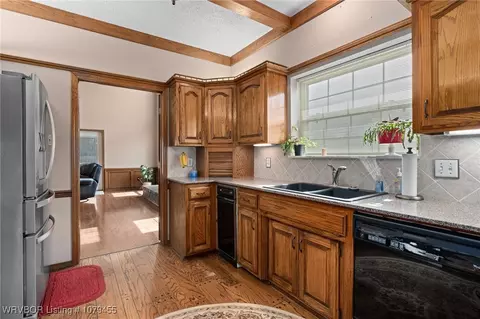 Kitchen - 2003 Nixon Rd, Lavaca, AR 72941 photo 3 of 5