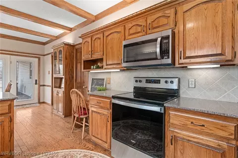 Kitchen - 2003 Nixon Rd, Lavaca, AR 72941 photo 2 of 5