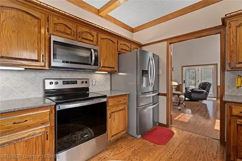 Kitchen - 2003 Nixon Rd, Lavaca, AR 72941 photo 4 of 5