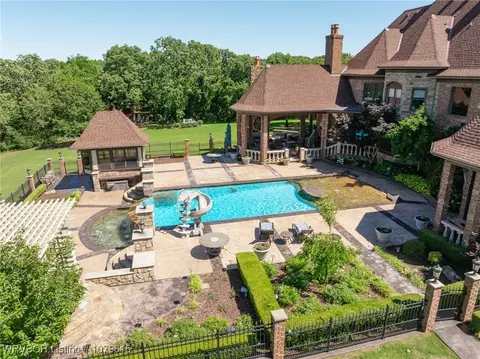 Exterior - 12034 Ridgefield Dr, Fort Smith, AR 72916 photo 10 of 11
