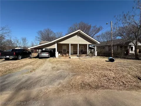 805 Grady Ave, Poteau, OK 74953
