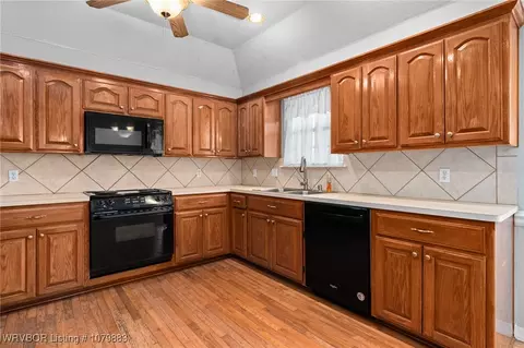 Kitchen - 6905 Millennium Dr, Fort Smith, AR 72916 photo 2 of 2