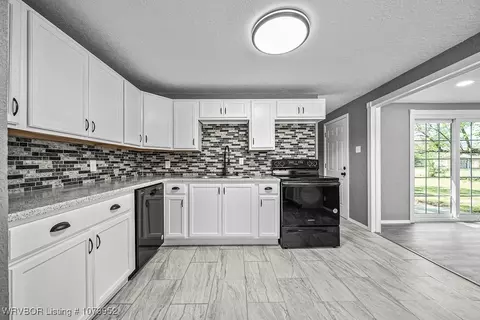 Kitchen - 7724 Colony Ln, Fort Smith, AR 72908 photo 3 of 4