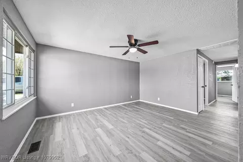 Living - 7724 Colony Ln, Fort Smith, AR 72908 photo 2 of 5