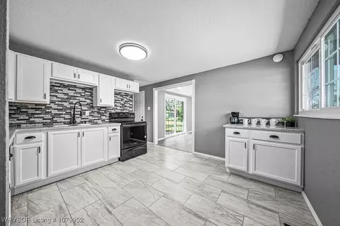 Kitchen - 7724 Colony Ln, Fort Smith, AR 72908 photo 2 of 4
