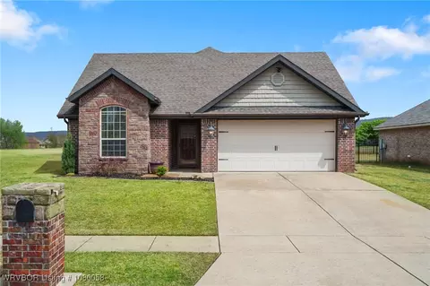 2881 Chip Shot Dr, Farmington, AR 72730