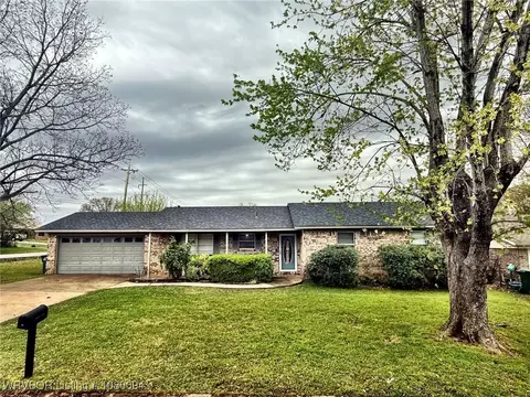 65 N Redwood Cir, Sallisaw, OK 74955