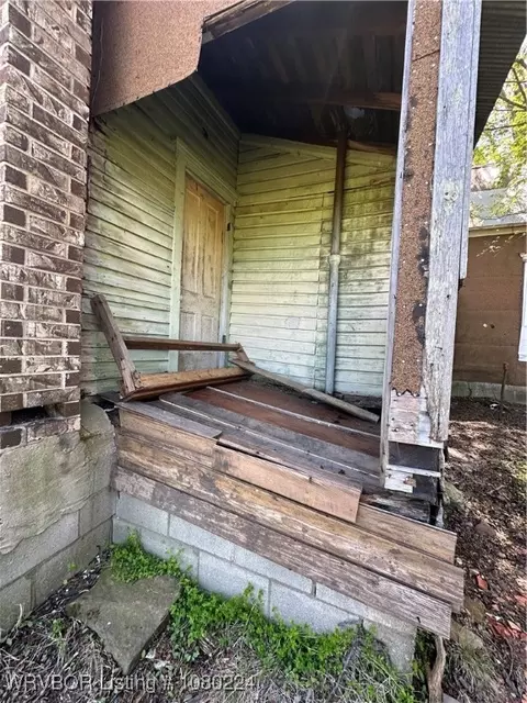 Exterior - 205 Smitherman St, Altus, AR 72821 photo 6 of 7